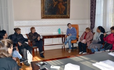Abella se reuni&oacute; con los vecinos feriantes de la plaza 1&deg; de mayo 