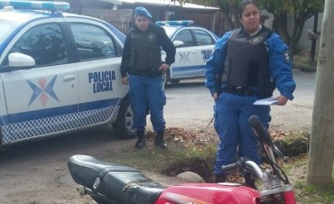 Polic&iacute;a Local secuestr&oacute; una moto en un operativo en el barrio Lubo