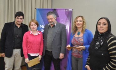 Estudiantes universitarios recibieron becas de transporte 