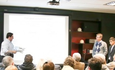 Axel Cantlon y su equipo presentaron su an&aacute;lisis de la Rendici&oacute;n de Cuentas 2015 en un concurrido evento