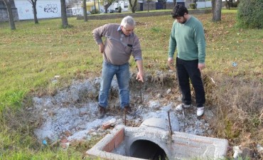 Colocan una compuerta en un desag&uuml;e pluvial para brindar seguridad a los vecinos