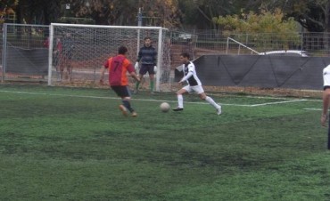 La Primera y la Tercera Divisi&oacute;n del Club Ciudad de Campana ganaron sus respectivos partidos 