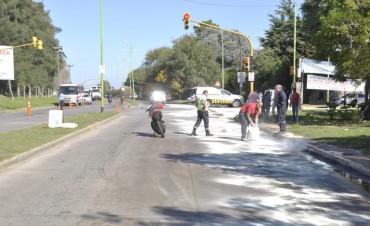 Avenida 6 de Julio: el Municipio debi&oacute; realizar un importante operativo tras el derrame de aceite