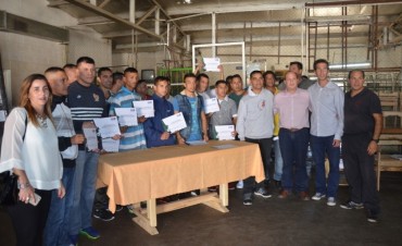 El ministro Ferrari y el Intendente entregaron certificados de un curso de arbitraje a internos de la UP N&deg;41