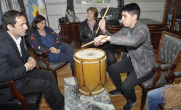 Abella recibi&oacute; al destacado bailar&iacute;n y m&uacute;sico Franco Ayala