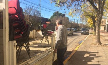 AXEL CANTLON  DON&Oacute; MOBILIARIO A DOS ESCUELAS