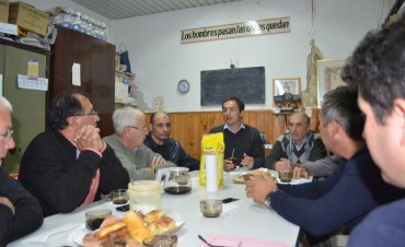 Abella visit&oacute; el centro de jubilados y pensionados de la calle Moreno