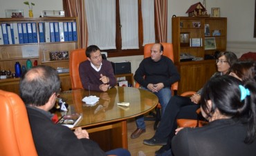 Abella y Roses se reunieron con el Padre Ariel e integrantes de la Uni&oacute;n Vecinal de Los Pioneros