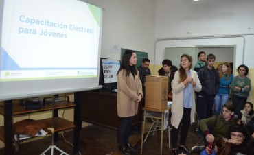 Alumnos de la Escuela Normal participaron de una capacitaci&oacute;n electoral