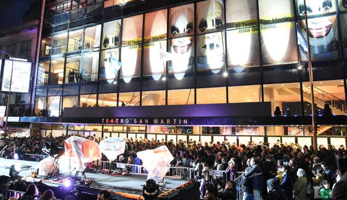 Con m&aacute;s de 300 artistas en la calle se celebr&oacute; la reapertura del Teatro San Mart&iacute;n?&nbsp;