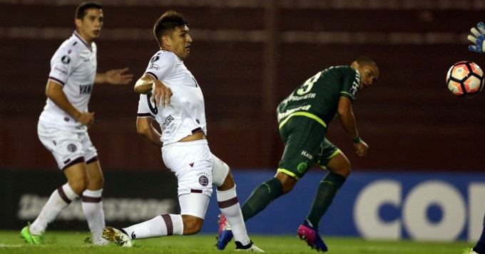 Lan&uacute;s perdi&oacute; con Chapecoense y debe definir en Uruguay