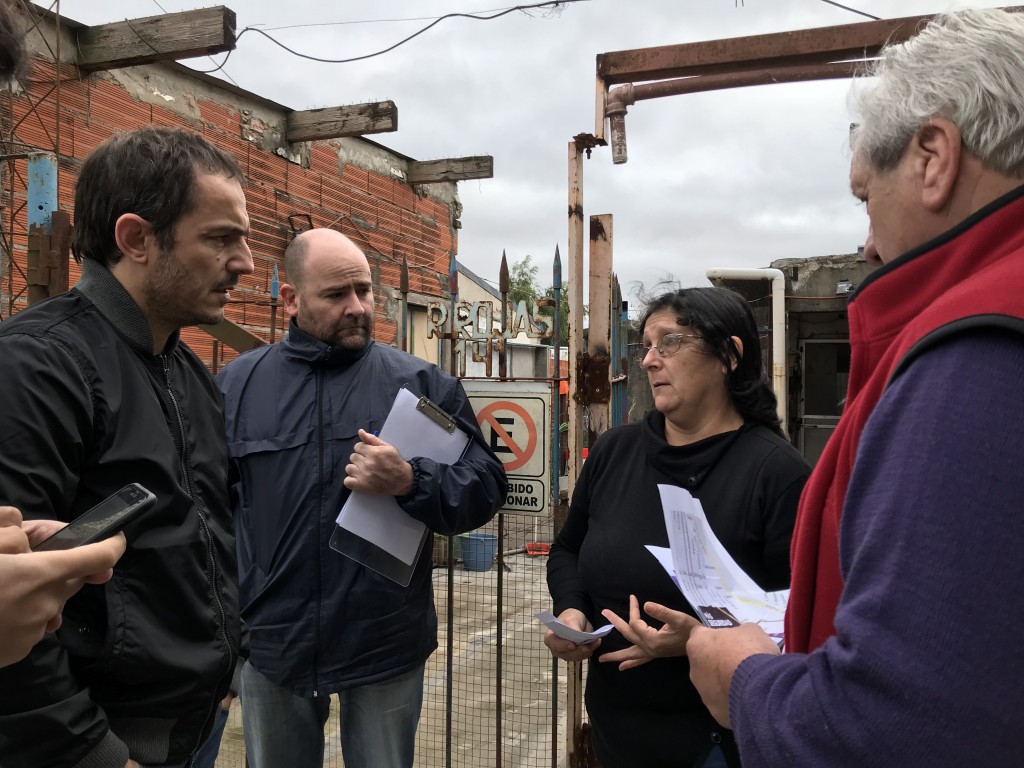 En un nuevo timbreo, Abella conversó con vecinos de los barrios Del Pino y Urquiza