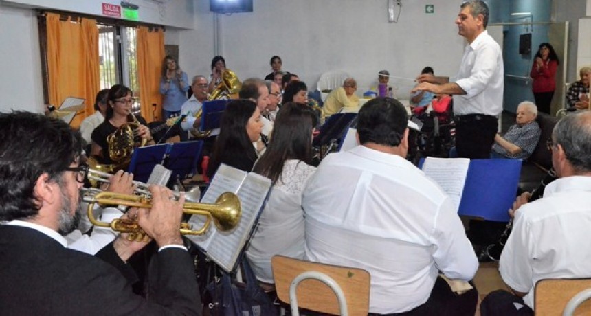 Por primera vez, la Banda Municipal se present&oacute; en el Hogar de Ancianos 