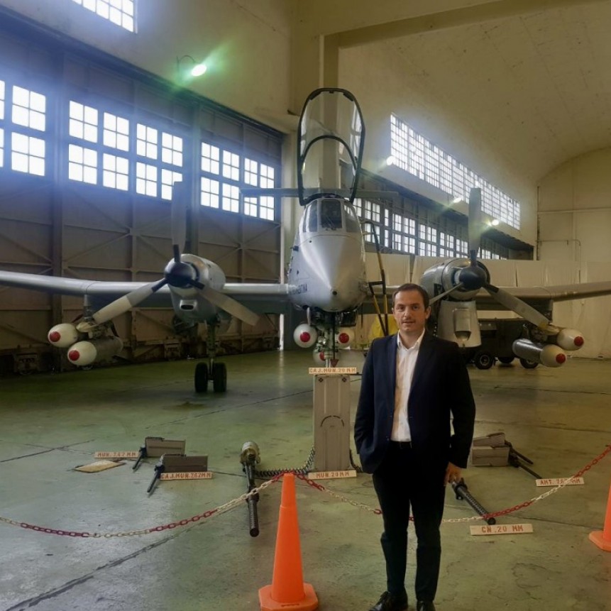 El Intendente firm&oacute; la entrega en comodato a la ciudad del avi&oacute;n de Malvinas