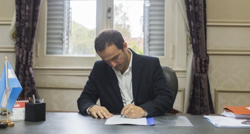El Intendente firm&oacute; un decreto para que discapacitados paguen menos por el servicio el&eacute;ctrico