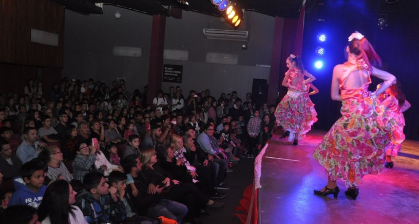 Ante una sala repleta de p&uacute;blico, se present&oacute; el espect&aacute;culo &ldquo;Sin principio ni final&rdquo;