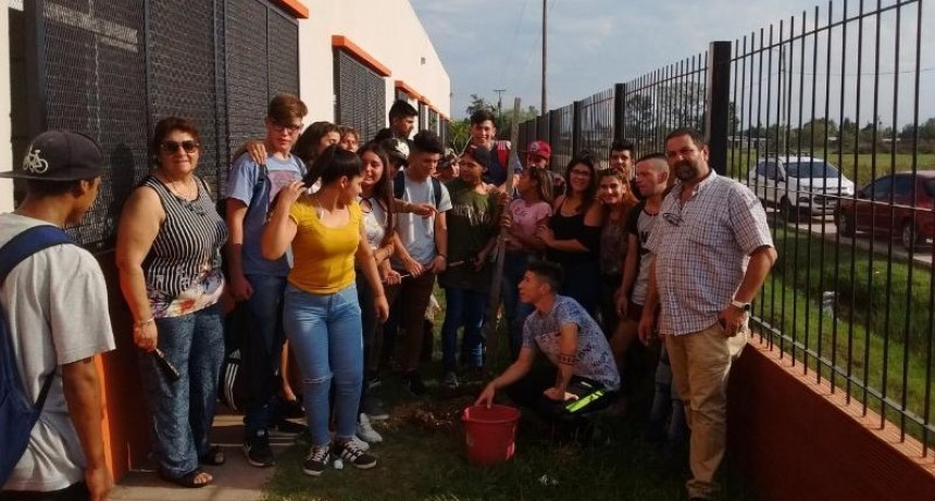 San Cayetano: estudiantes secundarios se capacitaron en forestaci&oacute;n e higiene 
