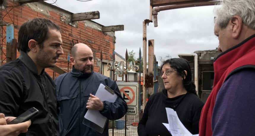 En un nuevo timbreo, Abella convers&oacute; con vecinos de los barrios Del Pino y Urquiza