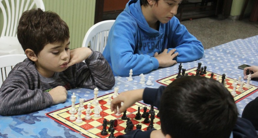 Ni&ntilde;os y j&oacute;venes disfrutan de la Escuela Municipal de Ajedrez 