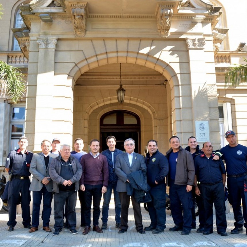 El Intendente recibi&oacute; a bomberos de EE.UU. que participan de un programa de intercambio del Rotary