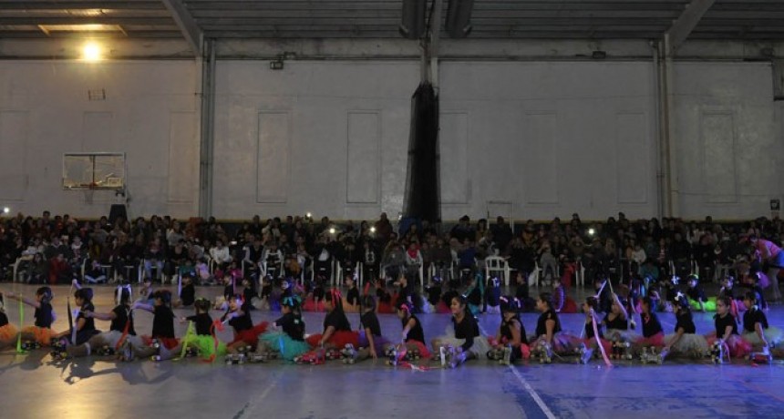 M&aacute;s de 150 patinadores de las escuelas municipales se lucieron durante una gran exhibici&oacute;n