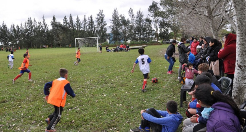 Ni&ntilde;os de las escuelas municipales de f&uacute;tbol participaron de una jornada deportiva 