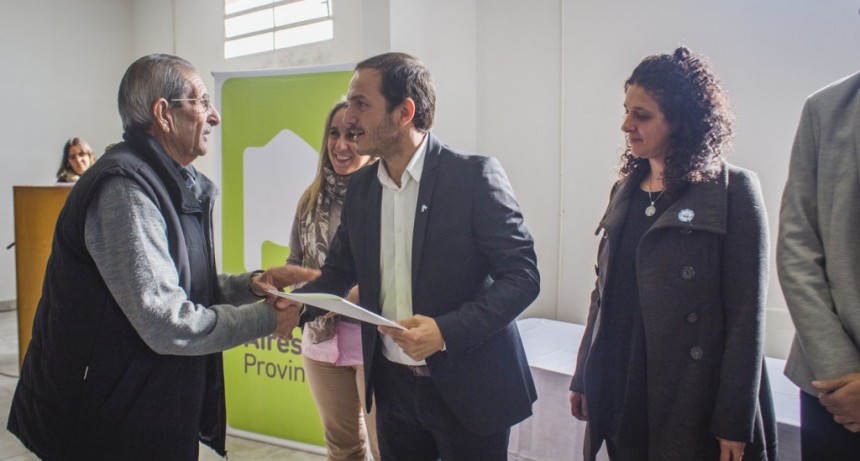El Intendente entreg&oacute; escrituras a 72 familias campanenses