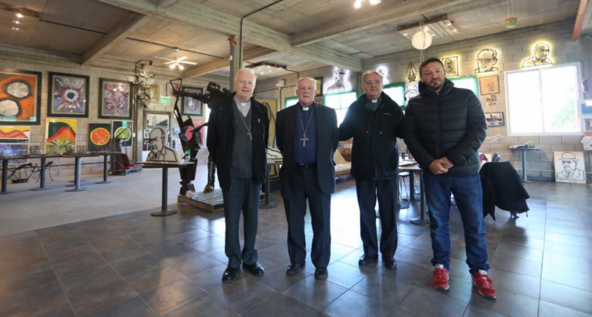 Monse&ntilde;or Oscar Ojea visit&oacute; el espacio "Arte en las F&aacute;bricas"