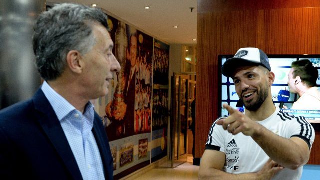 La Selección recibió la visita de Macri antes de partir hacia Barcelona
