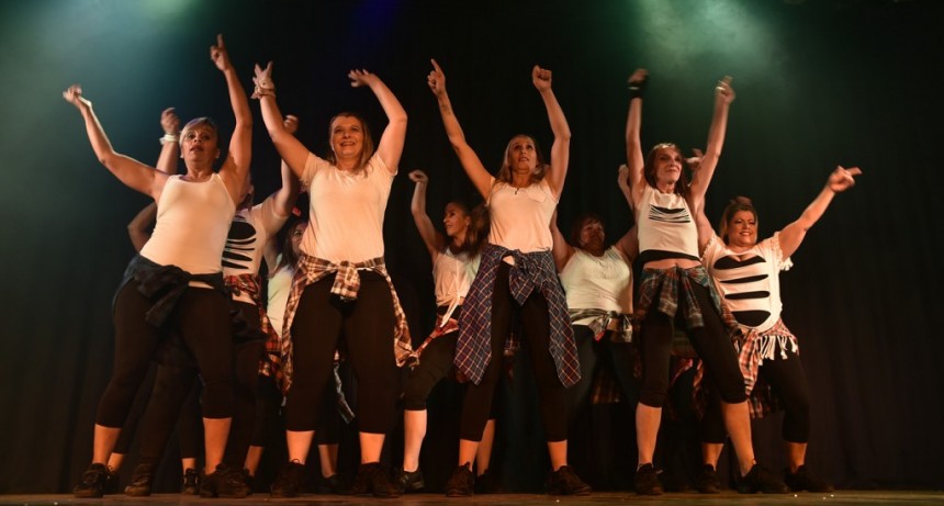 Cientos de vecinos disfrutaron del espect&aacute;culo del D&iacute;a de la Danza