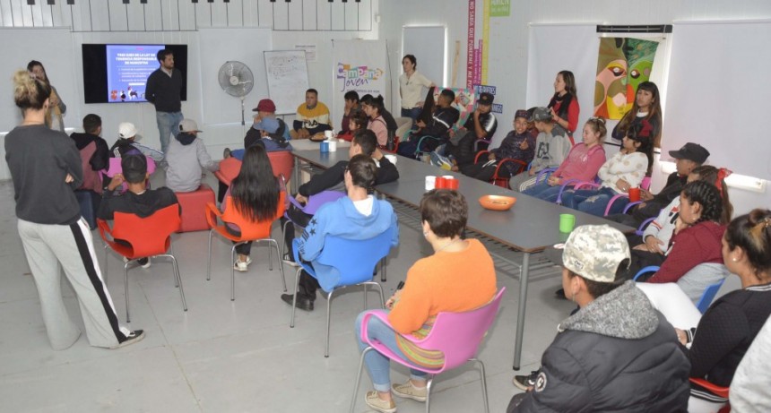 Integrantes del programa Envi&oacute;n participaron de una charla sobre cuidado de animales