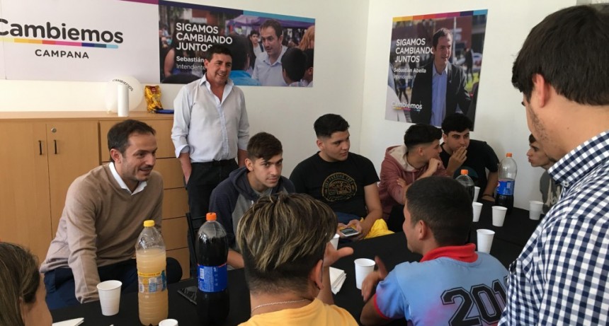 Abella se reuni&oacute; con integrantes de su equipo de juventud