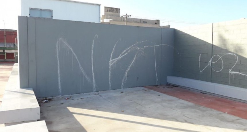 Vandalizaron con pintura las paredes de la Plaza de Las Carretas
