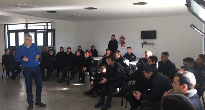 El programa &ldquo;Dar de vuelta&rdquo; se present&oacute; ante agentes penitenciarios