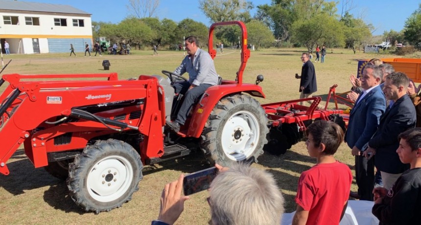 ROTARY CLUB CAMPANA:  DONACION DE UN TRACTOR Y ELEMENTOS DE LABRANZA PARA LA ESCUELA DE ENSE&Ntilde;ANZA AGRARIA No. 1, ISLA TALAVERA