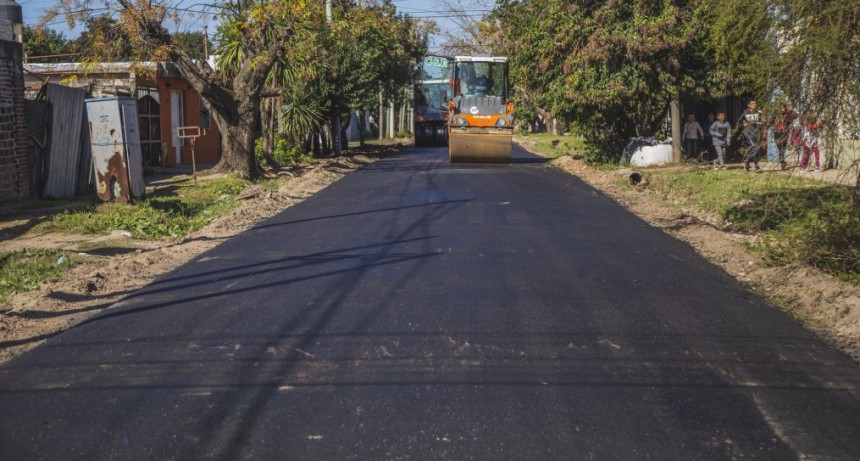 Abella recorrió la obra de reasfaltado del barrio Lubo