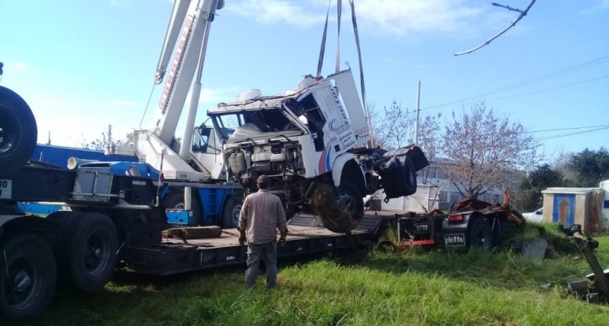 Retiran veh&iacute;culos abandonados en un predio de Vitramu