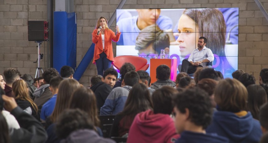 Ante m&aacute;s de 1.400 j&oacute;venes, el Municipio present&oacute; dos programas que los tiene como protagonistas