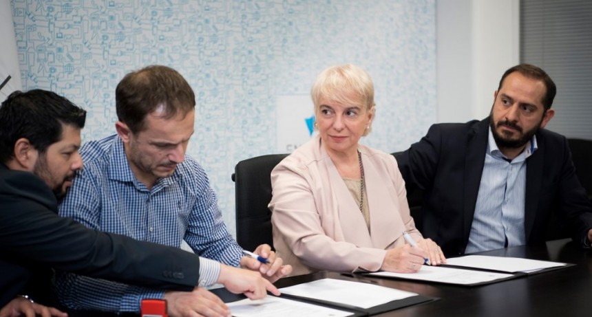 Abella firmó un importante acuerdo para que adultos mayores accedan a nuevas tecnologÃas
