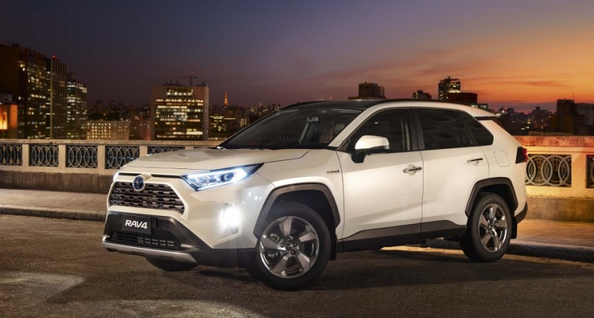 Toyota Argentina amplÃa su line-up hÃbrido y estrena equipamiento de seguridad con la Nueva RAV4