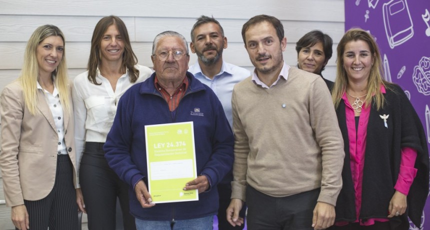 El Intendente entreg&oacute; escrituras a 70 familias campanenses   