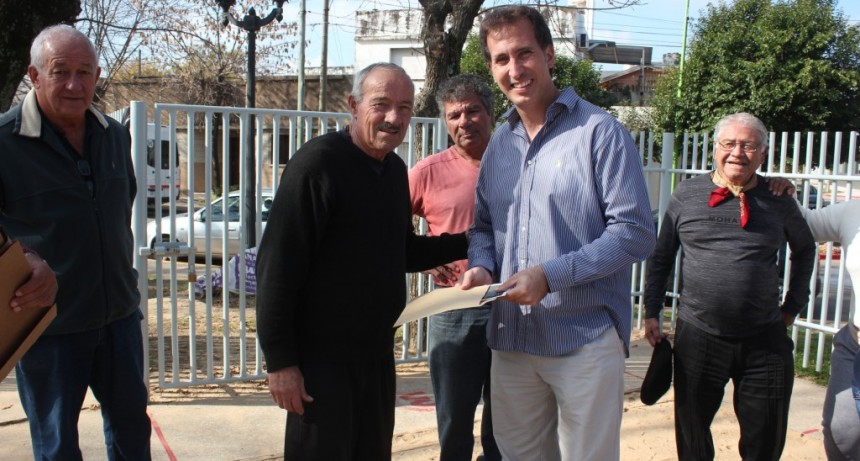 Los Abuelos de la Plaza Espa&ntilde;a agradecieron el cerramiento de las canchas de tejo