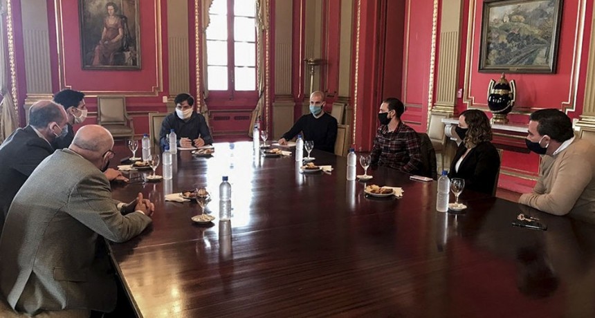 Kicillof se reuni&oacute; con los due&ntilde;os de la confiter&iacute;a Par&iacute;s