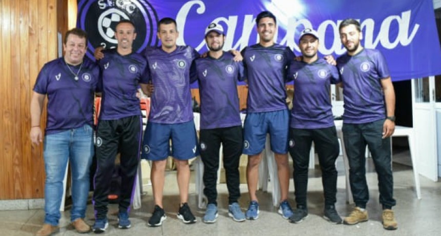 La Selecci&oacute;n de F&uacute;tbol de Campana junto a los veteranos de Malvinas por la comunidad