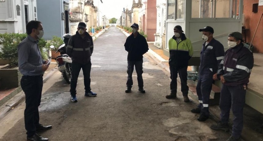 Abella reconoci&oacute; la labor de los trabajadores del cementerio en medio de la pandemia