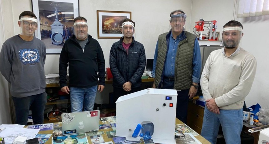 Un empleado de Axion Energy junto a proveedores locales unidos contra el Coronavirus