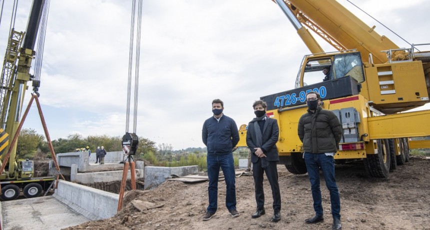 Kicillof visit&oacute; Exaltaci&oacute;n de la Cruz y particip&oacute; de la colocaci&oacute;n del puente "Cuatro Bocas"