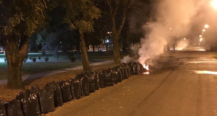 Queman bolsas con hojas y pasto que hab&iacute;an sido recolectados horas antes en operativo de limpieza  