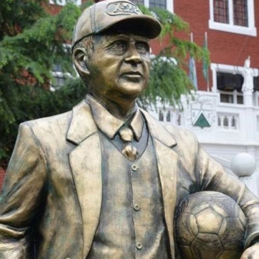 Ferro homenajeó a Griguol con ofrendas florales en su estatua de la sede social