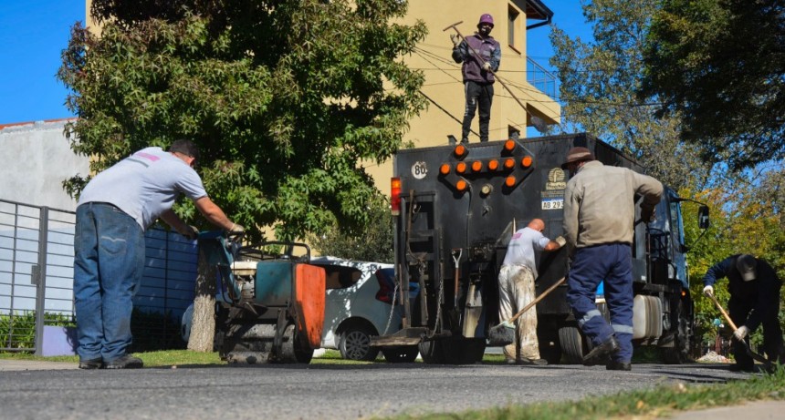 Don Francisco: realizan trabajos de bacheo en la calle Lavezzari   